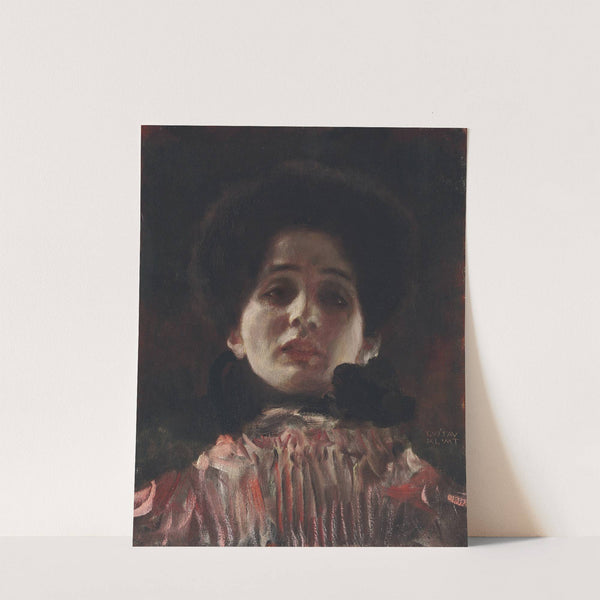 Dame en face mit plisiertem Kleid by Gustav Klimt