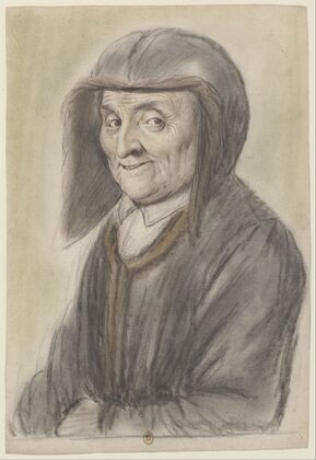 Femme âgée, coiffée d’un chaperon noir à doublure brune assorti à son manteau, vue de trois quarts à gauche