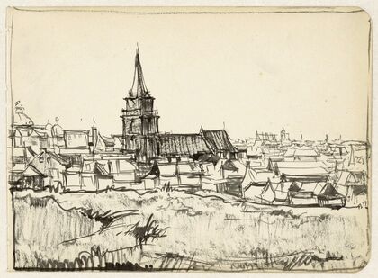 Gezicht op de kerk temidden van lage huizen te Scheveningen