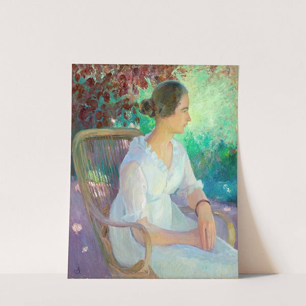 Haveexteriør med siddende kvinde i lys kjole by Henrik Schouboe