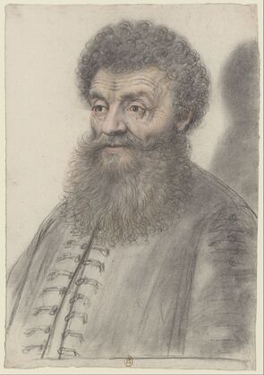 Homme à large barbe en éventail et aux cheveux frisés, portant une veste à brandebourgs, de trois quarts à gauche