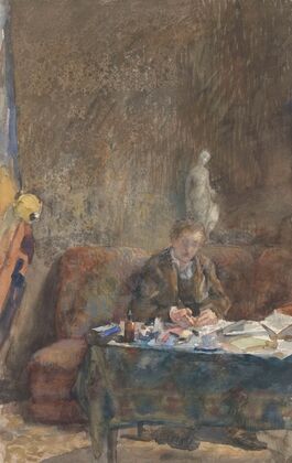 Interieur met schrijvende man op sofa achter tafel