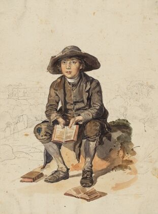 Junge mit breitkrempiger Kopfbedeckung, vor einer Landschaft sitzend und ein aufgeschlagenes Buch haltend