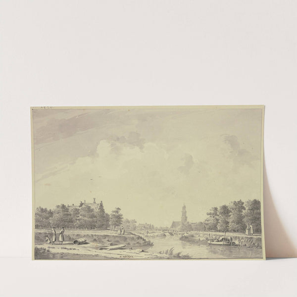 Kanalansicht, im Hintergrunde eine Stadt mit Turm und Brücke, links bei einer Tonne zwei stehende Herren und ein sitzender Angler by Dirk Verrijk