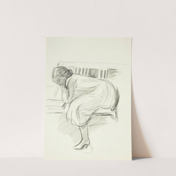 Læsende kvinde sammenkrøbet på en sofa by Henrik Schouboe