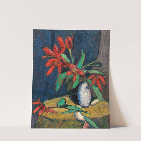Rote Blumen in weißem Krug by Hermann Stenner