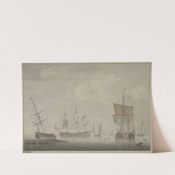 Ruhige See mit vielen Schiffen, links liegt ein Schiff auf dem Strand by Cornelis de Grient