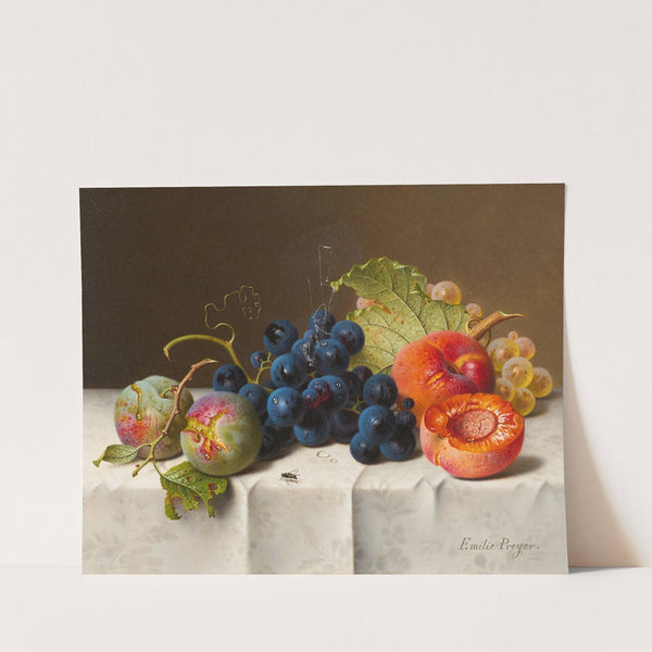 Stillleben mit Pflaumen, Trauben und Pfirsichen auf weißer Tischdecke by Emilie Preyer
