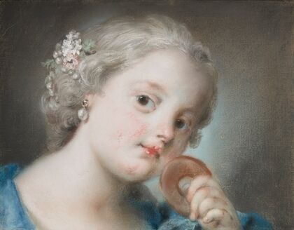 Tête de jeune fille à la perle, des fleurs dans les cheveux