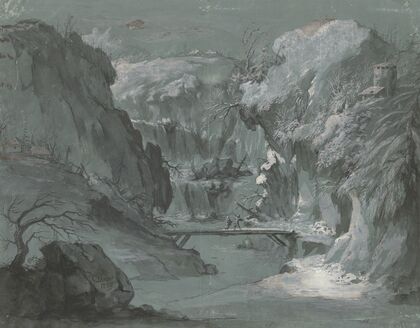 Tiefe Gebirgsschlucht mit einem Wasserfall, in der Mitte ein Steg, über den zwei Personen gehen