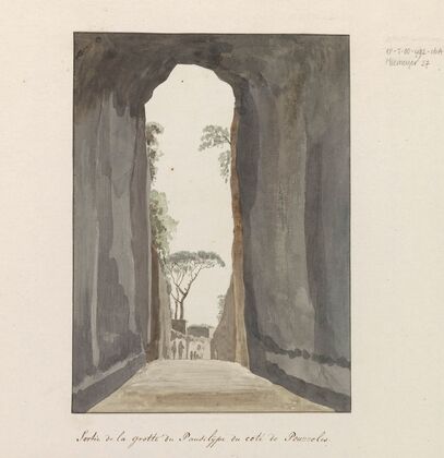 Uitgang van grot Crypta Neapolitana (of Grotta di Posillipo) aan de kust van Pozzuoli