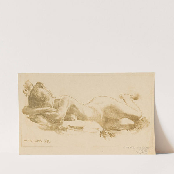 Vooroverliggende naakte vrouw by Huib Luns