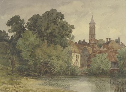 Weiher, dahinter Häuser eines Dorfes mit Kirchturm