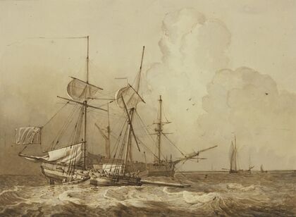 Bewegte See, ein zweimastiges Schiff segelt nach rechts an einem Dreimaster vorbei, der die Segel eingerefft hat