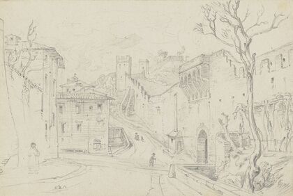 Blick auf eine breite, einen Hang hinaufführende Straße in Italien, links von Häusern, rechts von der Stadtmauer begrenzt