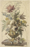 Blumenbouquet in einer Vase, vorne liegt eine Nelke
