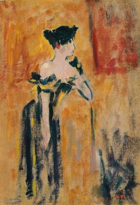 Brune à la robe noire et jaune