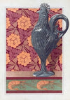 Coq, vase argent ciselé. Ombelles et libellules, jeu de fond. Crevettes, bordure.