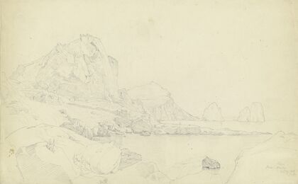 Der Monte Castiglione mit der Festung auf der Spitze, im Hintergrund auf dem Monte Tibero die Villa Jovis, rechts die Faraglioni vor Capri