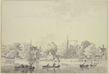 Dorf am Ufer eines Flusses, Schiffe liegen am Ufer und vier Boote fahren auf dem Fluss