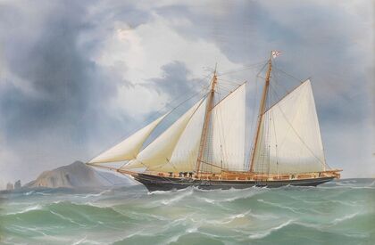 Englische Schoneryacht vor der Felsenküste von Capri