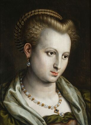 Female head turned to the right with a pearl necklace