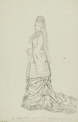 Femme avec coiffe à voile, en manteau boutonné sur les côtés sur longue robe ornée de noeuds et bordée d’un rang de vola (1871-1881)