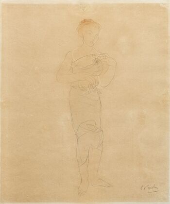Femme drapée debout aux épaules dénudées. Motifs de fleurs