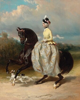 Femme En Costume Marie Antoinette Sur Un Cheval Caracolant