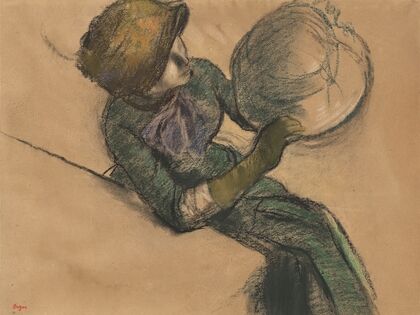 Femme tenant un chapeau