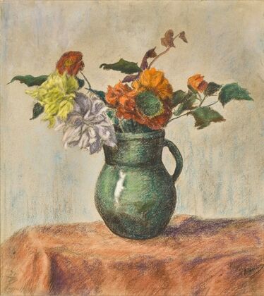 Fleurs dans un pot vert