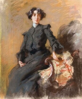 Giovane donna in salotto