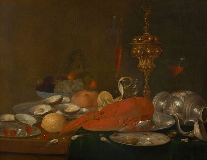 Homard, crevettes, plat d’huitres, verre de vin et orfèvrerie sur un entablement