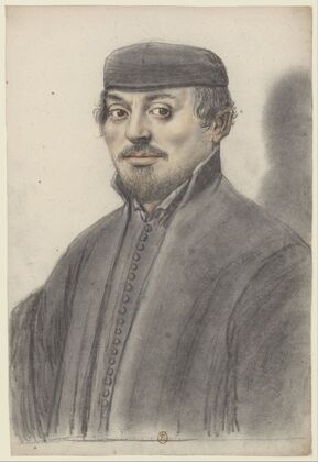 Homme à barbe courte et moustaches, portant un bonnet noir, de trois quarts à gauche