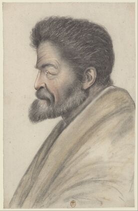 Homme à la barbe courte et aux cheveux courts et raides, vu de profil à gauche