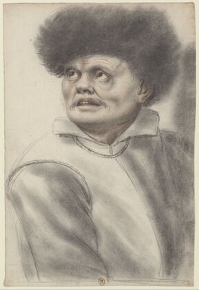 Homme coiffé d’un bonnet de fourrure, les yeux levés vers le ciel, vu de trois quarts à gauche
