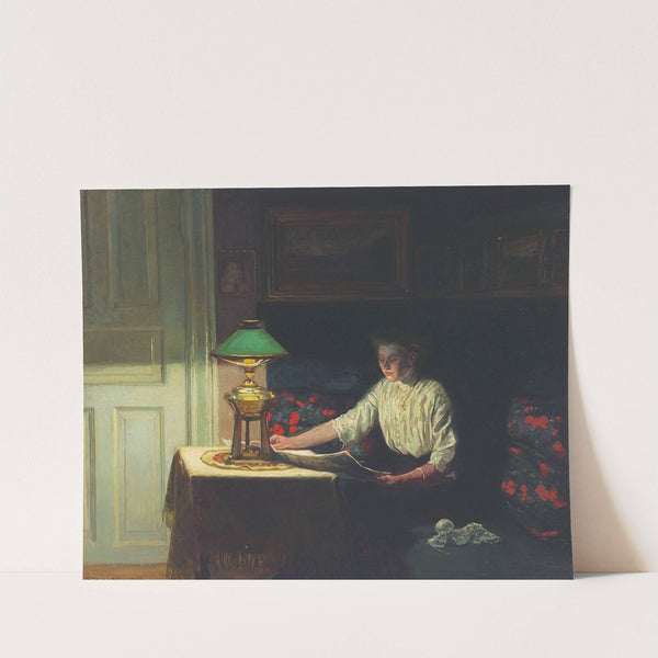 Interiør med kvinde der læser avis i lampeskær 1914 by Fritz Kraul