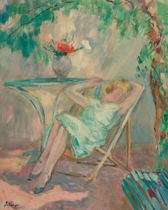 Jeune fille assoupie dans un jardin
