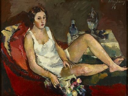 Junge Frau Auf Rotem Sofa