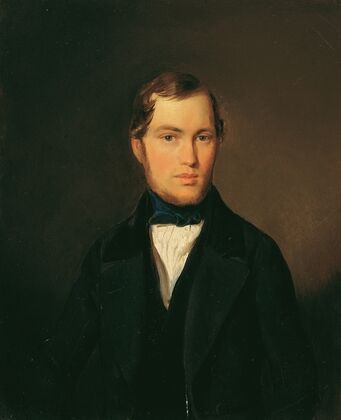 Junger Mann mit blauer Halsbinde
