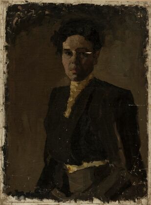 Naine tumedas kleidis