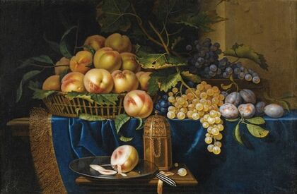 Nature morte aux pêches, raisins, prunes et saupoudreuse en vermeil