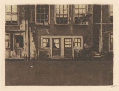 Oudezijds Achterburgwal, twee deuren in het midden [The Oudezijds Achterburgwal, with Two Doors in the Middle] (c. 1905)