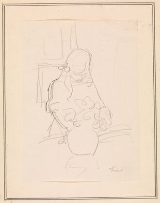 Pige stående ved et bord med en vase