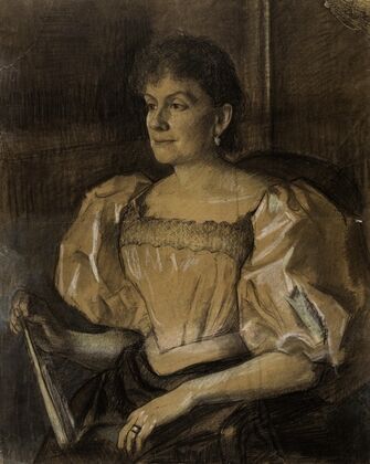 Portrait de femme assise de trois-quarts vers la gauche, tenant un éventail dans la main droite
