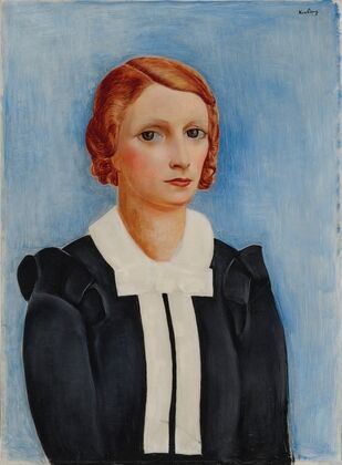 Portrait de femme sur fond bleu