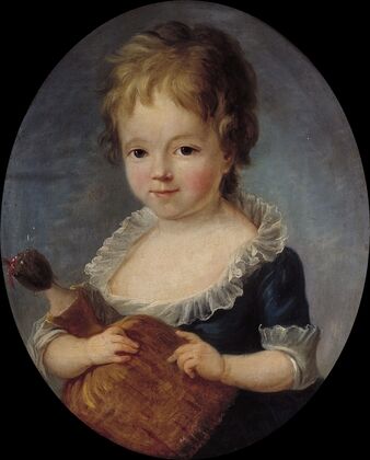 Portrait d’une petite fille tenant une poupÃ©e