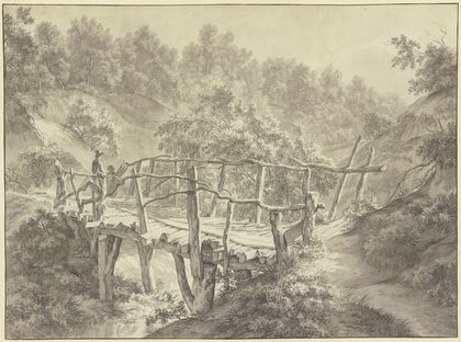 Prügelbrücke über einem Waldbach