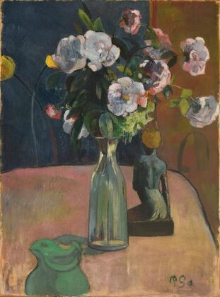 Roses et statuette