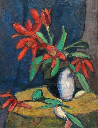 Rote Blumen in weißem Krug